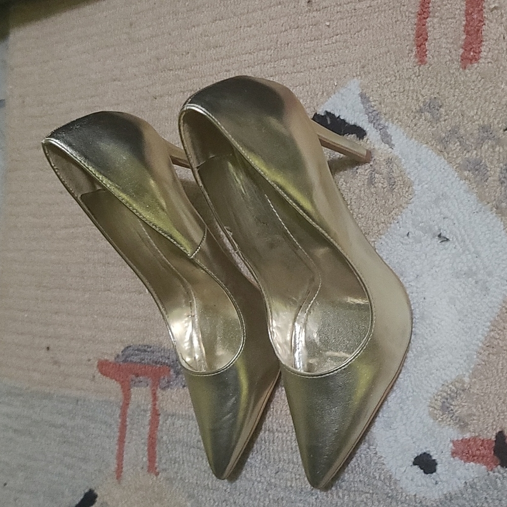 Gold heel's